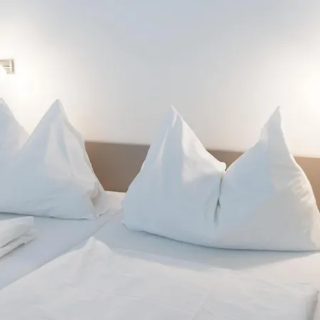 Jugend- Und Familiengaestehaus Cap Woerth * וולדן אם וורתרסי